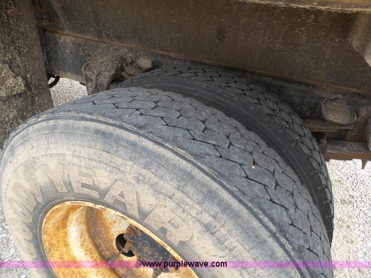 image for item G3717 2002 International 4900 dump truck