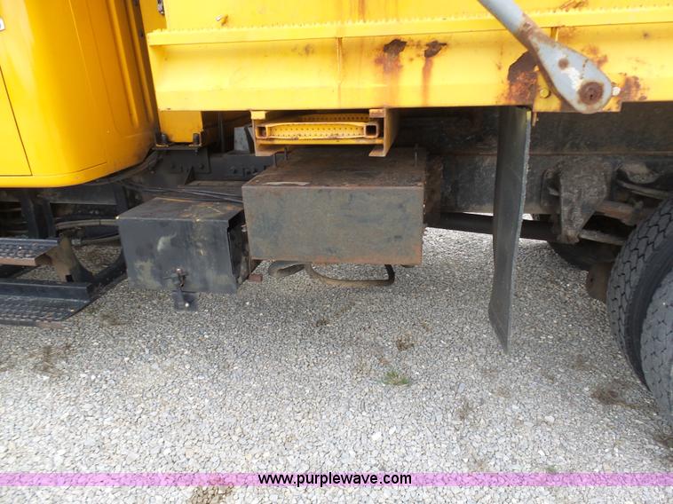 image for item G3717 2002 International 4900 dump truck