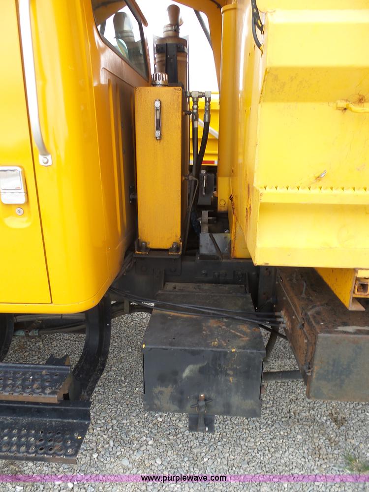 image for item G3717 2002 International 4900 dump truck