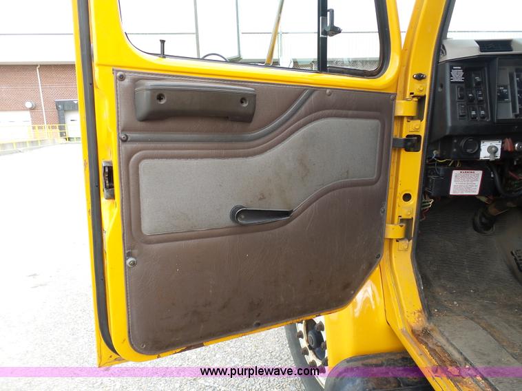 image for item G3717 2002 International 4900 dump truck