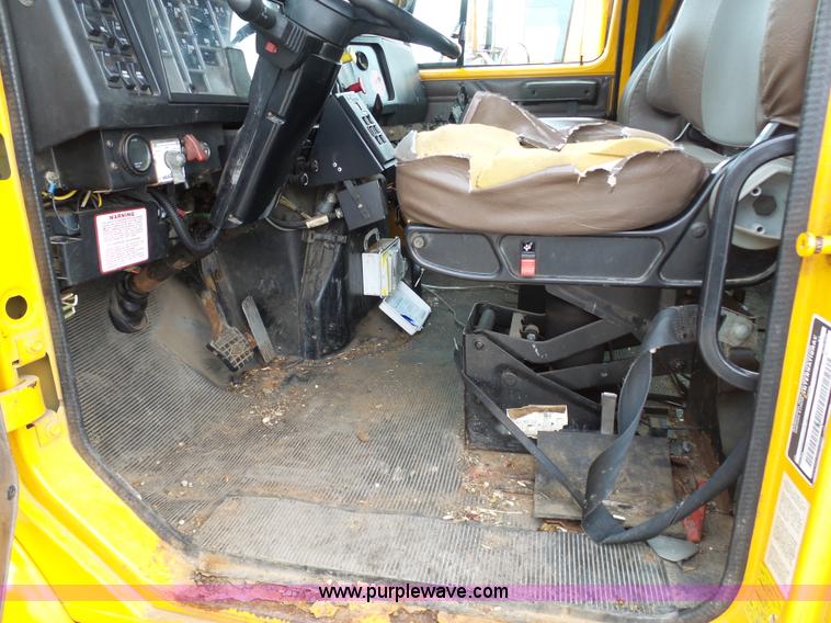 image for item G3717 2002 International 4900 dump truck