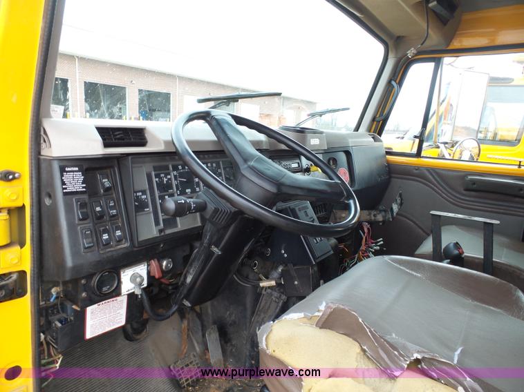image for item G3717 2002 International 4900 dump truck