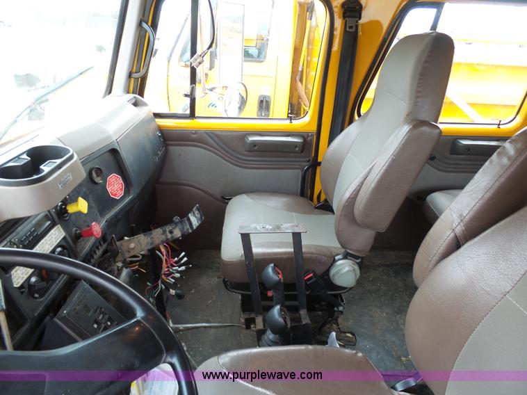 image for item G3717 2002 International 4900 dump truck