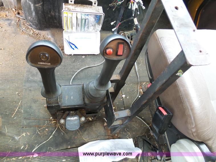 image for item G3717 2002 International 4900 dump truck