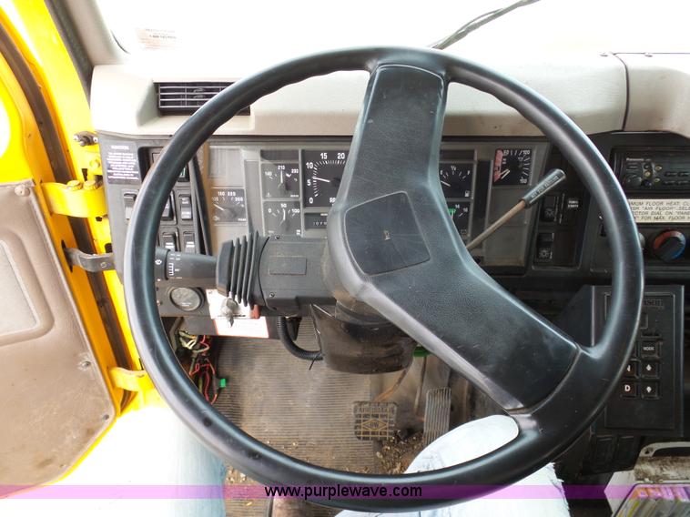 image for item G3717 2002 International 4900 dump truck