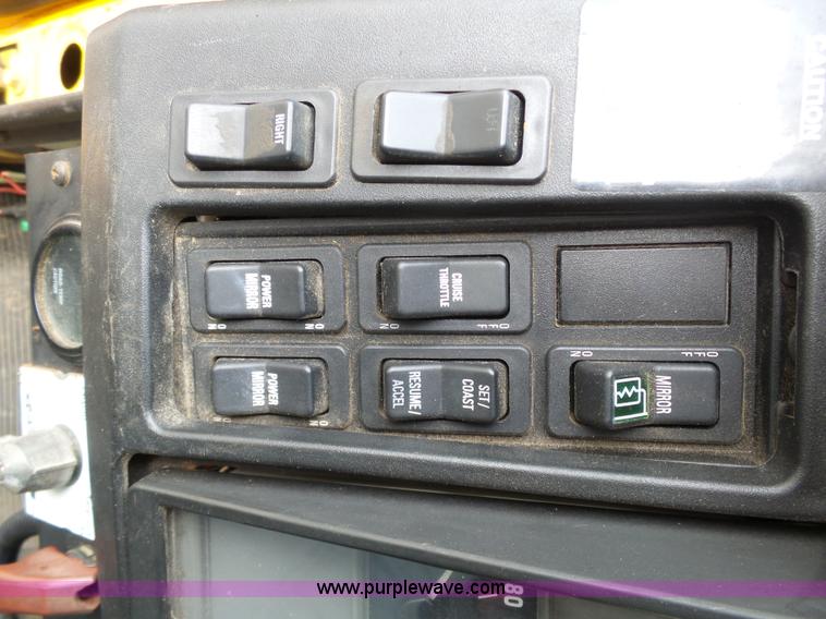 image for item G3717 2002 International 4900 dump truck