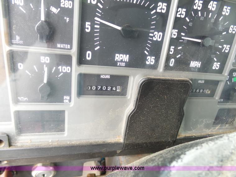 image for item G3717 2002 International 4900 dump truck