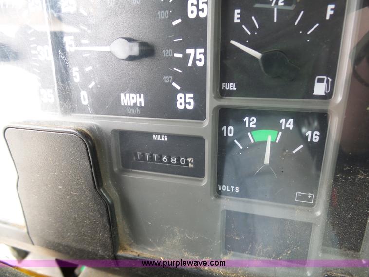 image for item G3717 2002 International 4900 dump truck