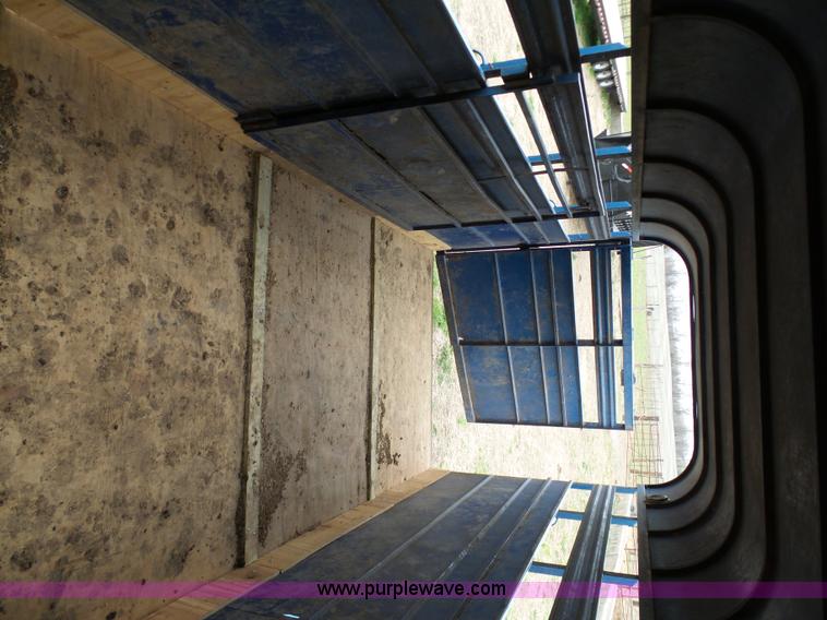 image for item G3726 1993 Circle S livestock trailer