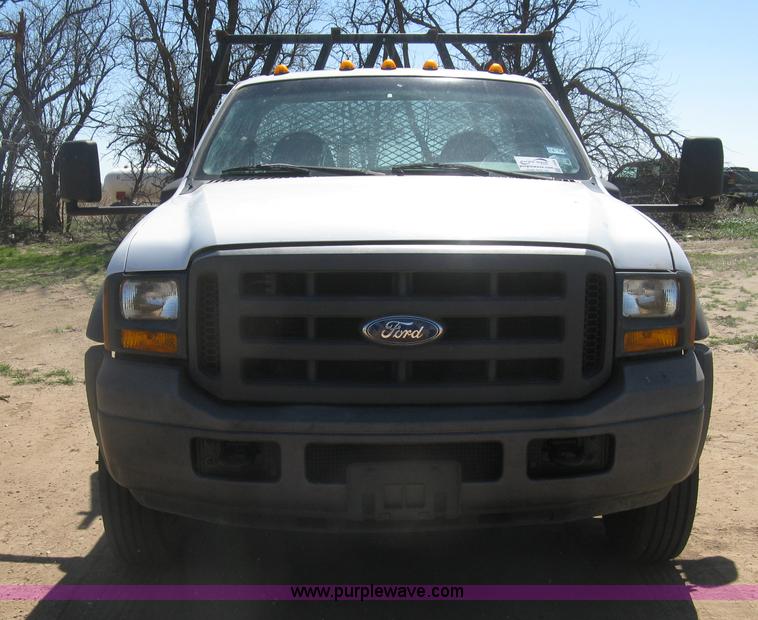 image for item J2838 2005 Ford F450 Super Duty XL flatbed truck