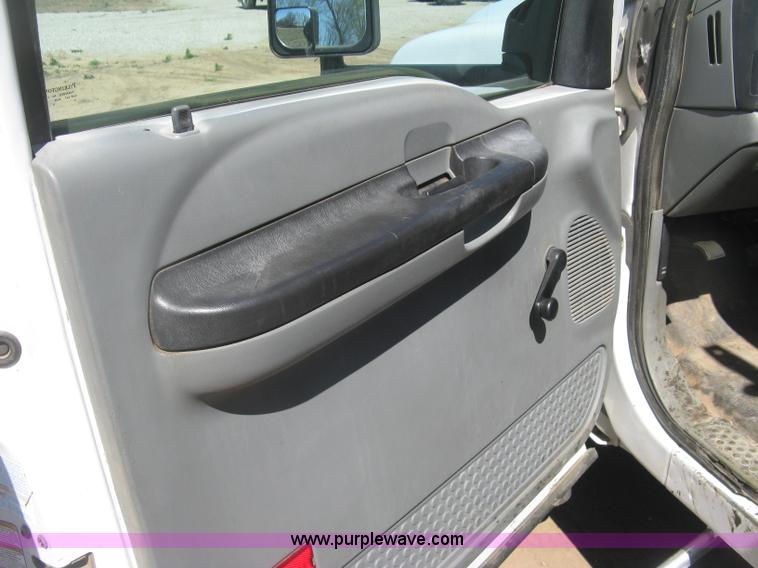 image for item J2838 2005 Ford F450 Super Duty XL flatbed truck