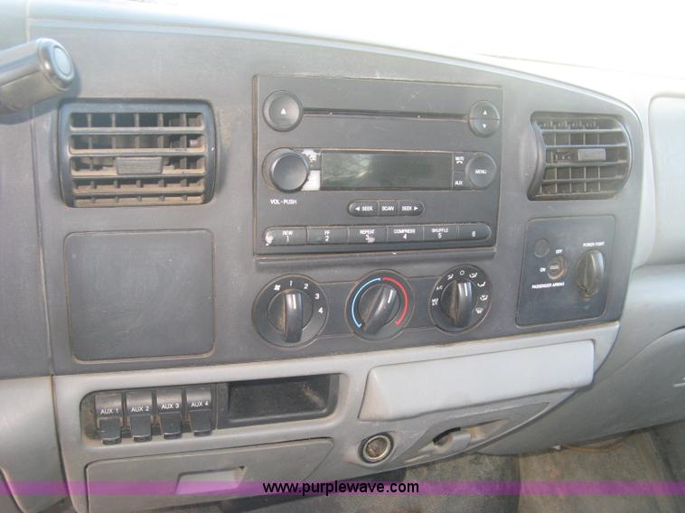 image for item J2838 2005 Ford F450 Super Duty XL flatbed truck