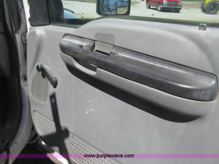 image for item J2838 2005 Ford F450 Super Duty XL flatbed truck