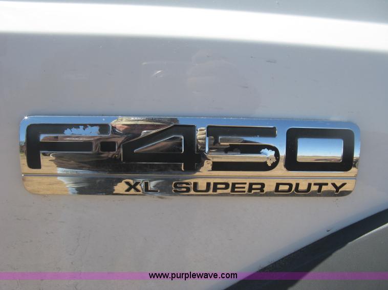 image for item J2838 2005 Ford F450 Super Duty XL flatbed truck
