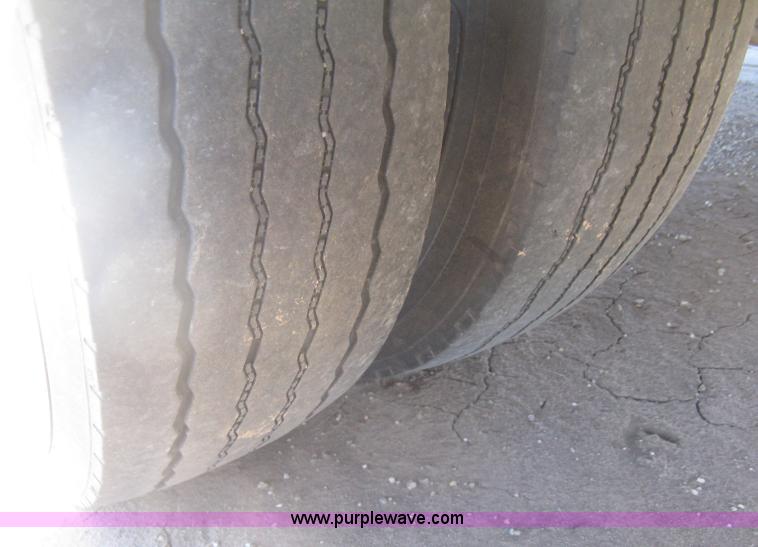 image for item J2838 2005 Ford F450 Super Duty XL flatbed truck