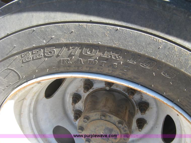 image for item J2838 2005 Ford F450 Super Duty XL flatbed truck