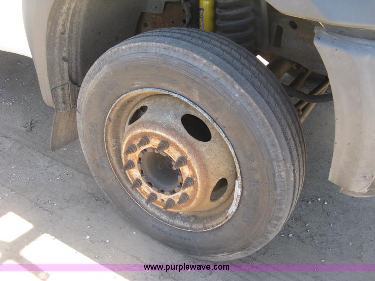 image for item J2838 2005 Ford F450 Super Duty XL flatbed truck