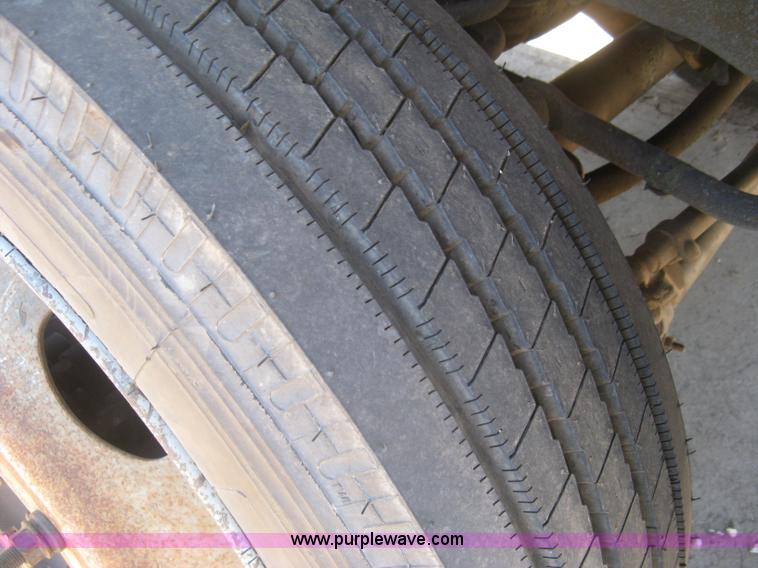 image for item J2838 2005 Ford F450 Super Duty XL flatbed truck