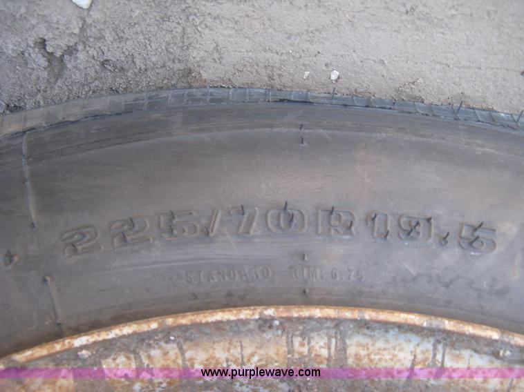 image for item J2838 2005 Ford F450 Super Duty XL flatbed truck