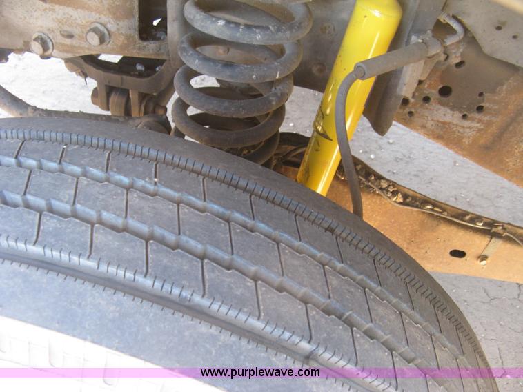 image for item J2838 2005 Ford F450 Super Duty XL flatbed truck