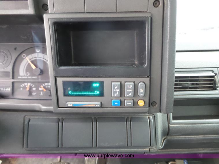 image for item J4221 1995 GMC TopKick box truck