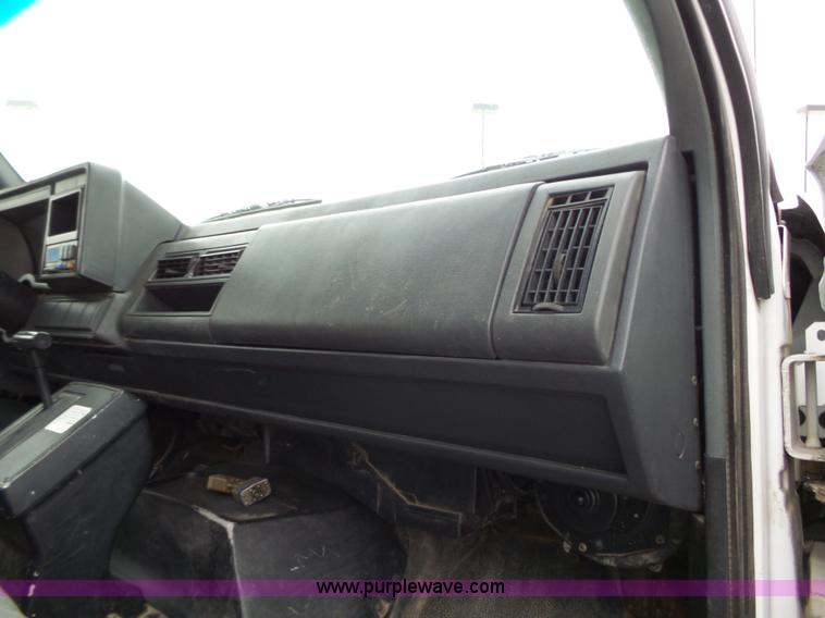 image for item J4221 1995 GMC TopKick box truck