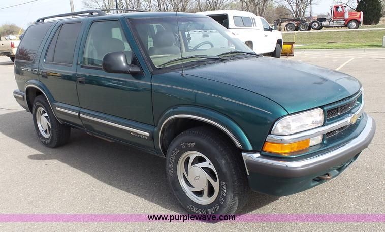 image for item J4223 1998 Chevrolet Blazer LT SUV
