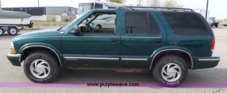 image for item J4223 1998 Chevrolet Blazer LT SUV