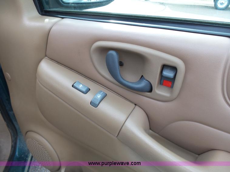 image for item J4223 1998 Chevrolet Blazer LT SUV