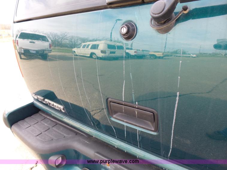 image for item J4223 1998 Chevrolet Blazer LT SUV