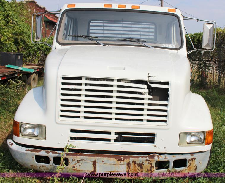 image for item J4355 1998 International 4700LPX flatbed truck