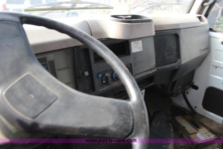 image for item J4355 1998 International 4700LPX flatbed truck