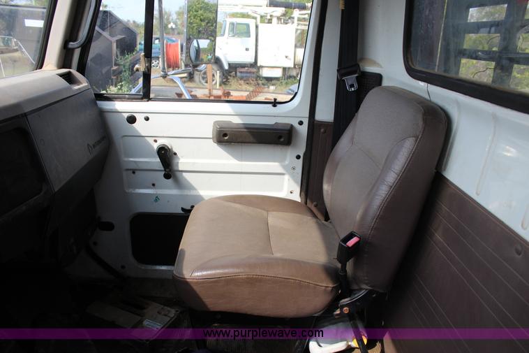 image for item J4355 1998 International 4700LPX flatbed truck