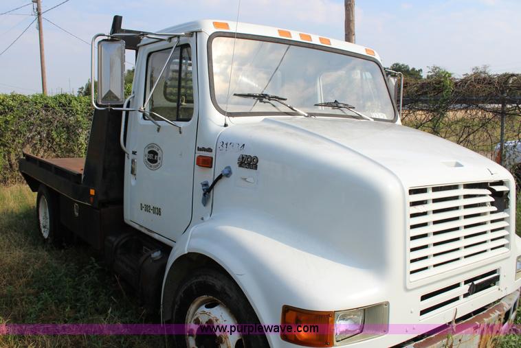 image for item J4355 1998 International 4700LPX flatbed truck