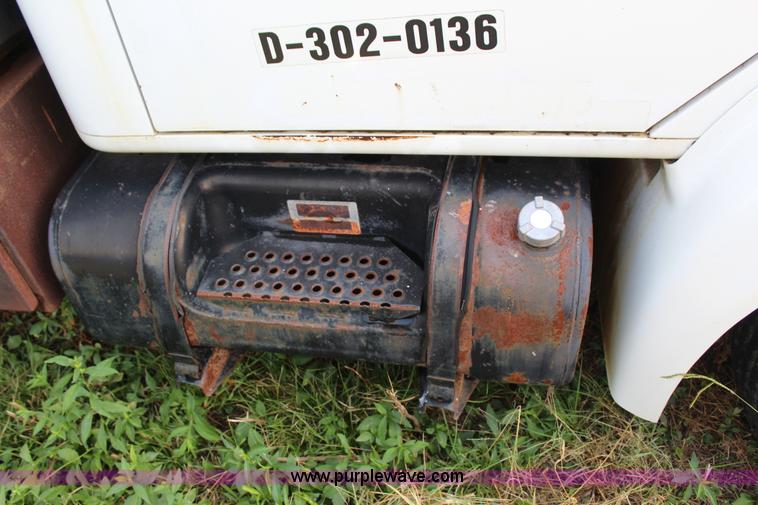 image for item J4355 1998 International 4700LPX flatbed truck