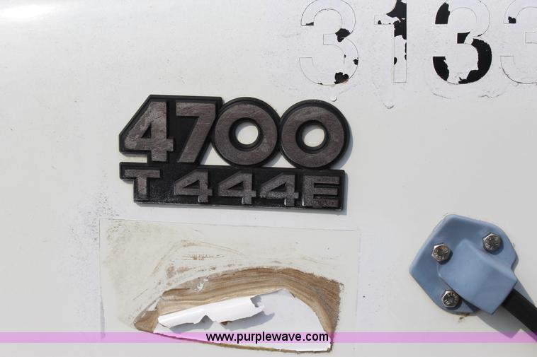 image for item J4355 1998 International 4700LPX flatbed truck