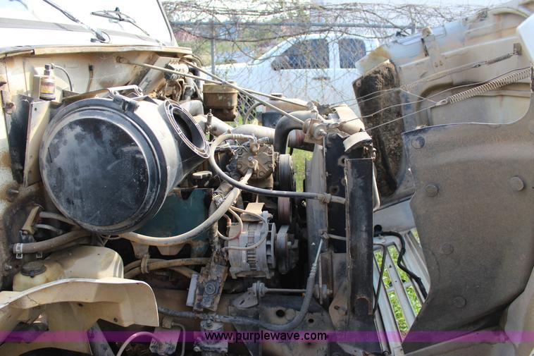 image for item J4355 1998 International 4700LPX flatbed truck