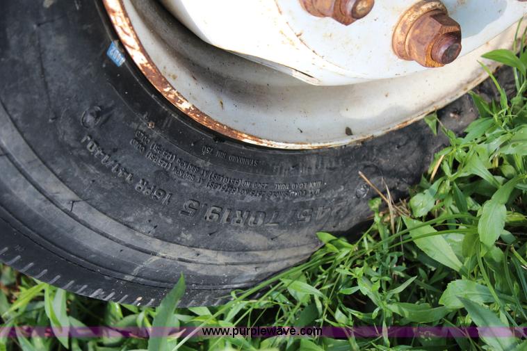 image for item J4355 1998 International 4700LPX flatbed truck