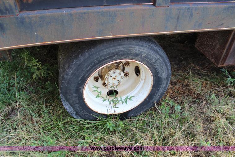 image for item J4355 1998 International 4700LPX flatbed truck