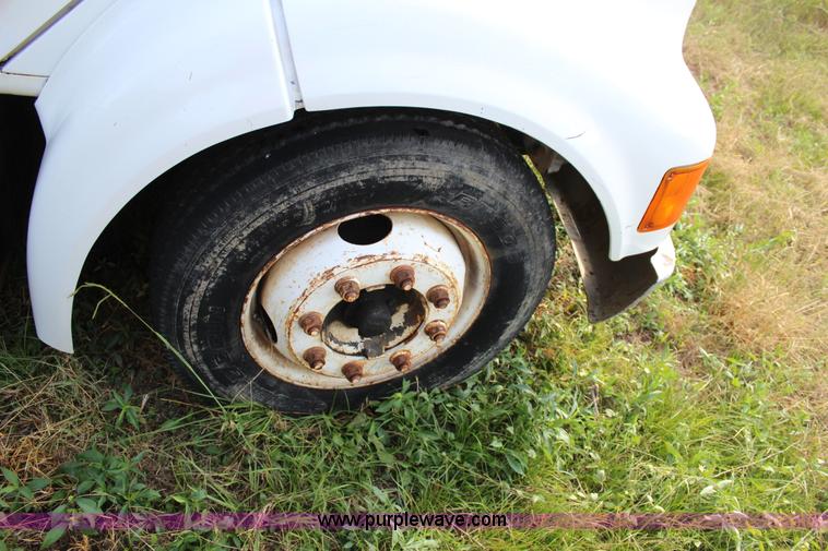 image for item J4355 1998 International 4700LPX flatbed truck