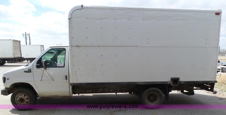 image for item J6165 2001 Ford F350 Super Duty box truck