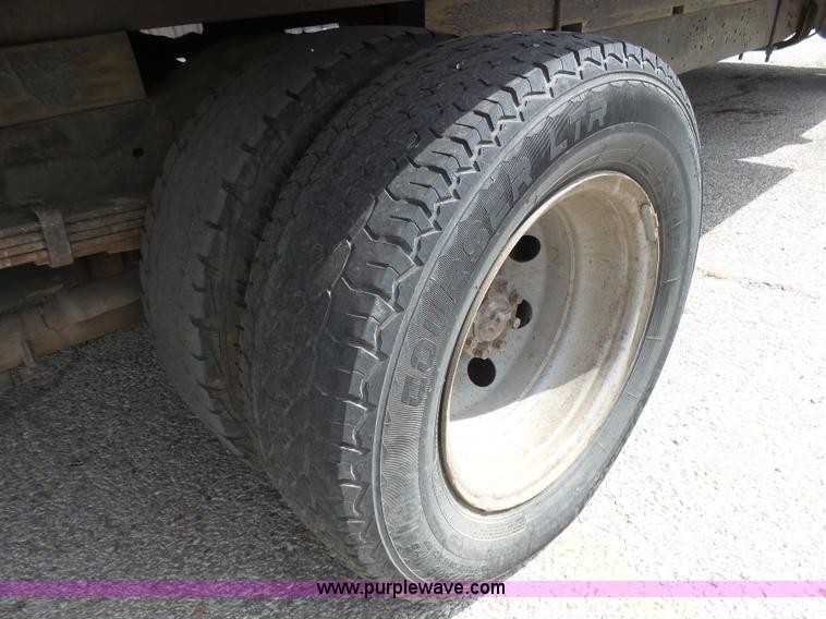 image for item J6165 2001 Ford F350 Super Duty box truck