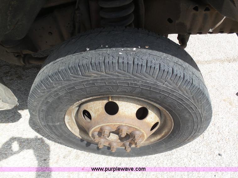 image for item J6165 2001 Ford F350 Super Duty box truck