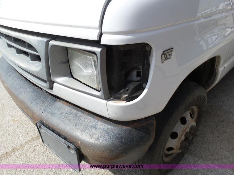 image for item J6165 2001 Ford F350 Super Duty box truck