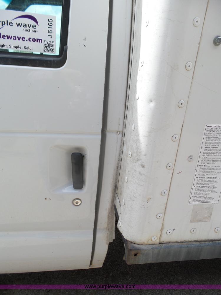 image for item J6165 2001 Ford F350 Super Duty box truck