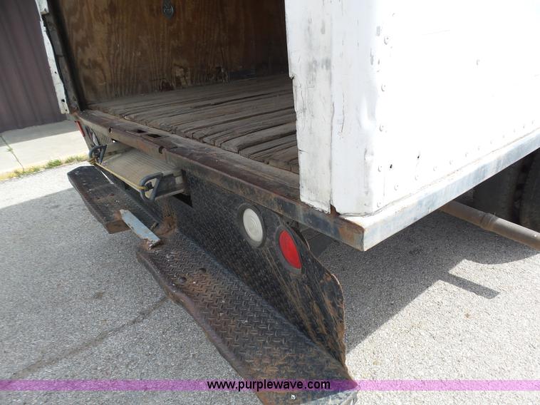 image for item J6165 2001 Ford F350 Super Duty box truck