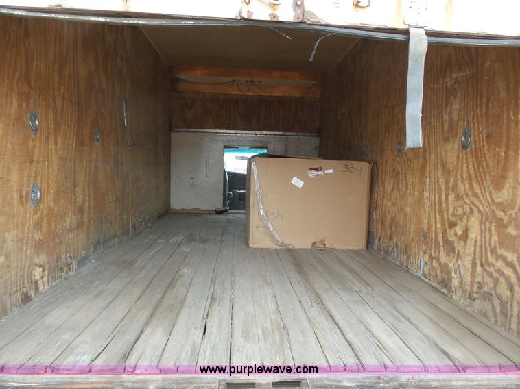 image for item J6165 2001 Ford F350 Super Duty box truck