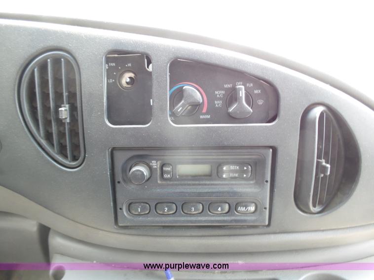 image for item J6165 2001 Ford F350 Super Duty box truck