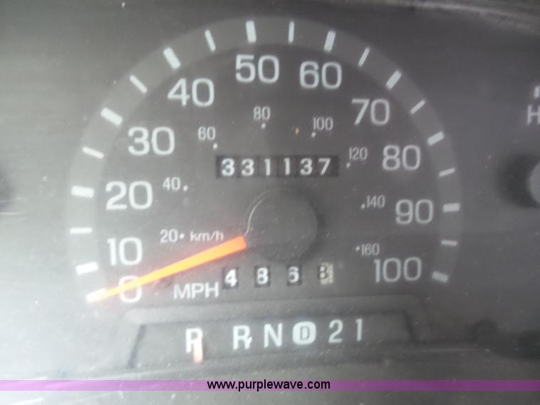 image for item J6165 2001 Ford F350 Super Duty box truck