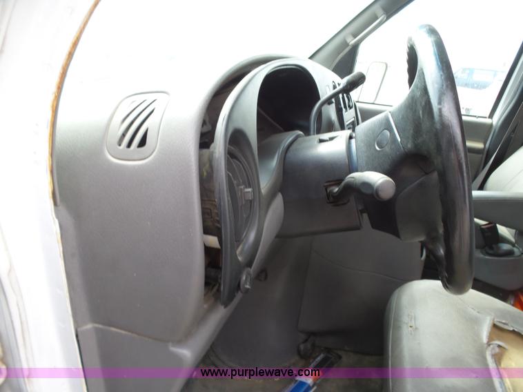 image for item J6165 2001 Ford F350 Super Duty box truck